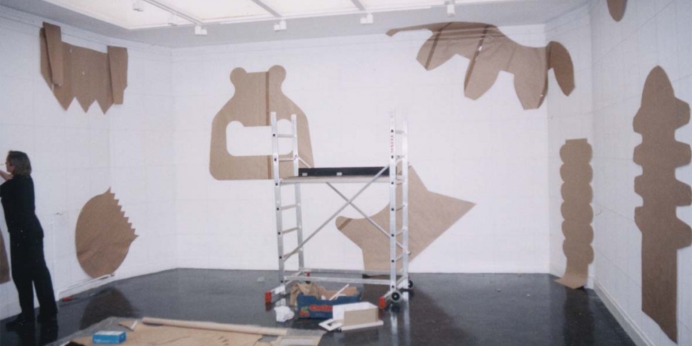 Dessin mural N° 3, installation, pierre noire sur mur 2003